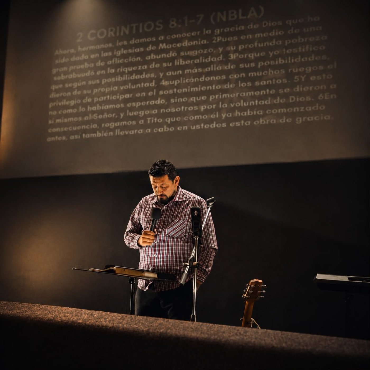 Jorge Meléndez predicando un domingo en la iglesia